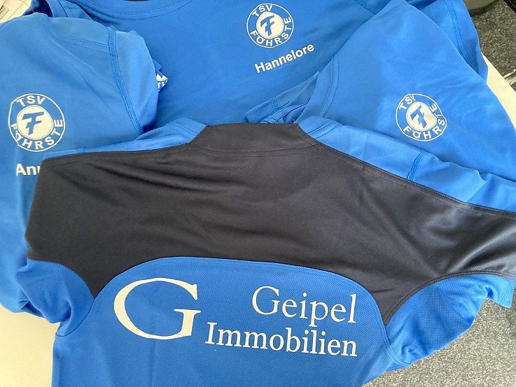 Foto Wir freuen uns, die engagierten �bungsleiterinnen des TSV F�hrste mit personalisierten T-Shirts zu unterst�tzen. Ihr Einsatz f�r Kinder, Jugendliche und die Gemeinschaft verdient gr��te Anerkennung. Ehrenamt ist eine wertvolle St�tze unserer Gesellschaft, und wir sind stolz, einen Beitrag zu leisten, um diese wichtige Arbeit zu w�rdigen und sichtbar zu machen.<br>
