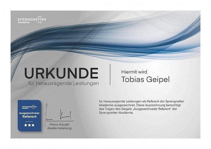 Foto <span style="color: rgb(82, 82, 82); font-family: "Open Sans", sans-serif; font-style: normal; font-variant-ligatures: normal; font-variant-caps: normal; font-weight: 400; letter-spacing: 0.5px;">Auf dem diesj�hrigen Jahreskongress zur Immobilienbewertung der Sprengnetter Akademie wurde Tobias Geipel f�r besondere Leistungen als Referent ausgezeichnet. Ab sofort berechtigt dies zum Tragen des Siegels �Ausgezeichneter Referent� der Sprengnetter Akademie.</span>