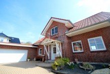 Eingang mit Garage geipel.de - VERKAUFT Einfamilienhaus in ruhiger Seitenstra�e