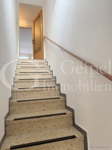 Treppen ins Dachgeschoss geipel.de - Zweifamilienhaus
