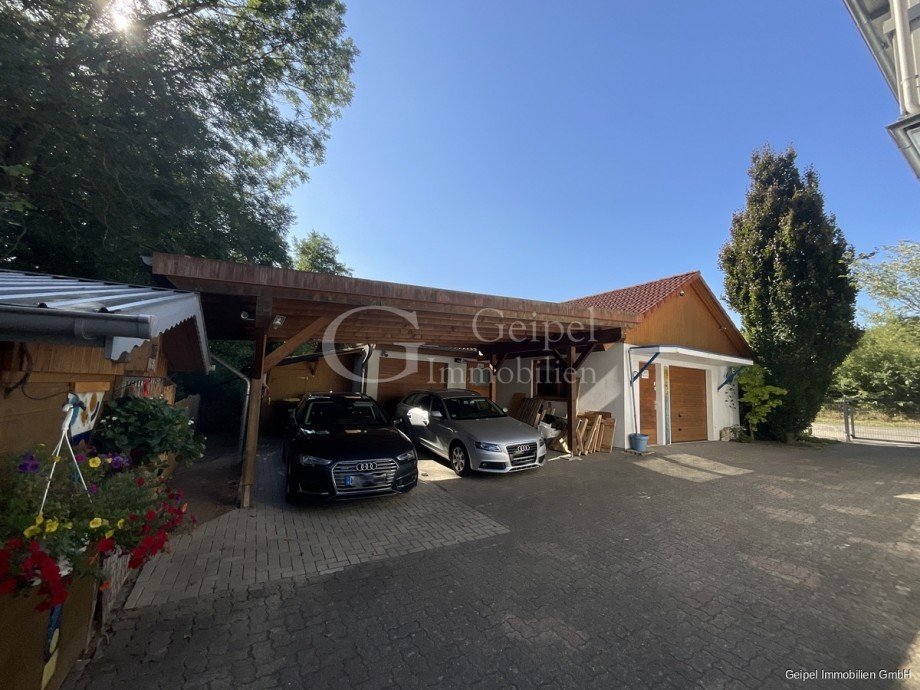 Innenhof mit Carport Zweifamilienhaus Duingen