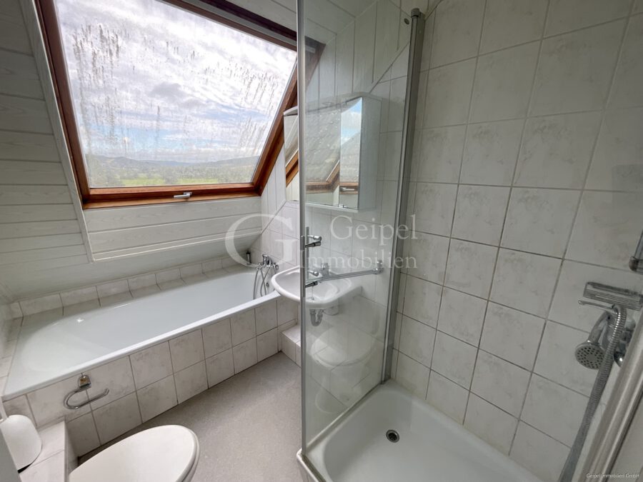 VERMIETET Dachgeschoss mit Fahrstuhl & Einbauküche - Bad mit Dusche und Wanne