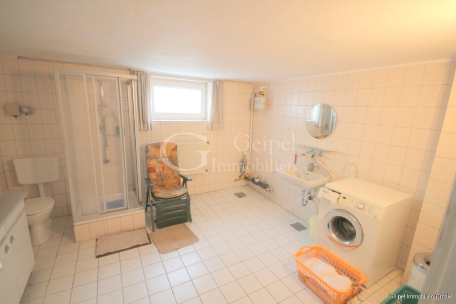 VERKAUFT Ein- bis Zweifamilienhaus in Alfeld - Waschküche im Keller mit Dusche und WC