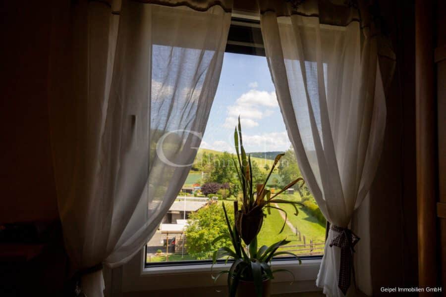 VERKAUFT Ein- bis Zweifamilienhaus - der Blick aus dem Schlafzimmerfenster