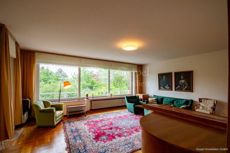 VERKAUFT Einfamilienhaus mit Einliegerwohnung und Fernblick - Wohnzimmer mit Balkonzugang