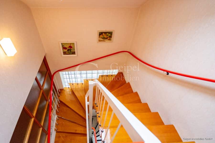 VERKAUFT Einfamilienhaus mit Einliegerwohnung und Fernblick - Treppenhaus