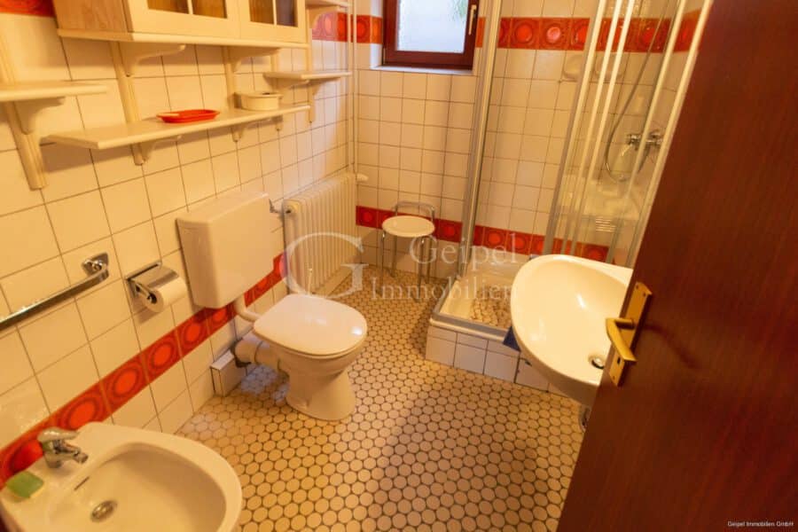 VERKAUFT Wohnen am Waldrand mit toller Aussicht - Gäste Dusche und WC im Kellerbereich