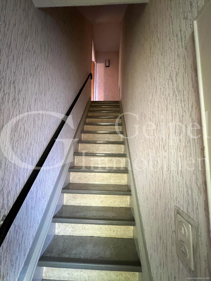 VERKAUFT Wohnen und/oder Arbeiten - Treppe ins Obergeschoss