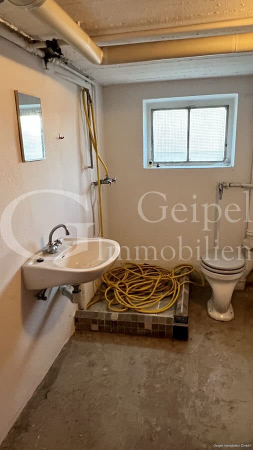 VERKAUFT Einfamilienhaus mit Einliegerwohnung im Dachgeschoss - KG - Dusche WC