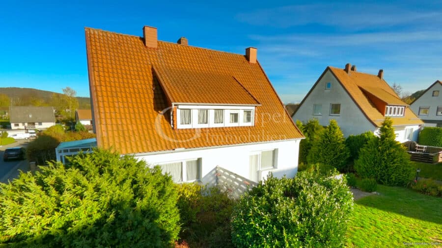 VERKAUFT Einfamilienhaus mit Einliegerwohnung im Dachgeschoss - Front